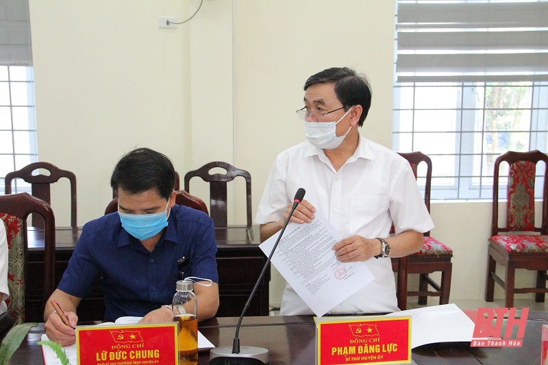 Trưởng Ban Tuyên giáo Tỉnh ủy Đào Xuân Yên kiểm tra công tác phòng, chống dịch COVID-19 tại huyện Lang Chánh