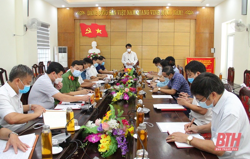 Trưởng Ban Tuyên giáo Tỉnh ủy Đào Xuân Yên kiểm tra công tác phòng, chống dịch COVID-19 tại huyện Lang Chánh