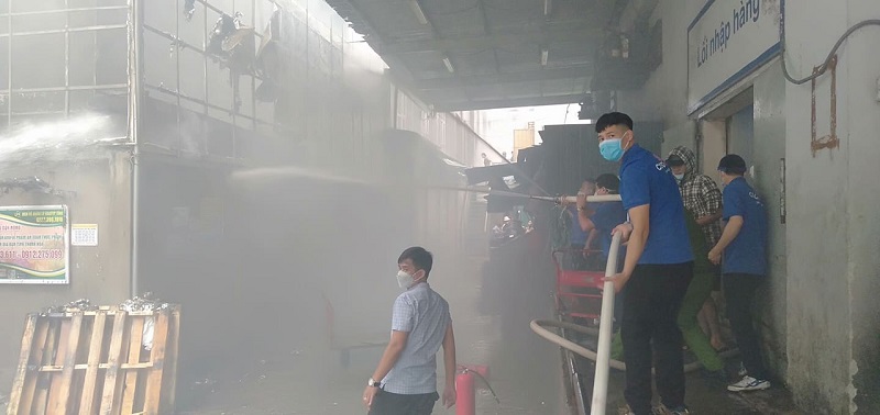 Nhân viên Siêu thị Co.opmart Thanh Hóa kịp thời hỗ trợ vụ hỏa hoạn tại kho của nhà hàng Sao Mai