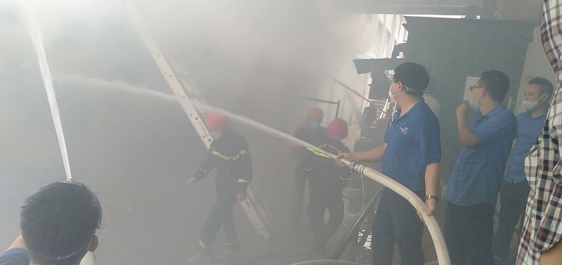 Nhân viên Siêu thị Co.opmart Thanh Hóa kịp thời hỗ trợ vụ hỏa hoạn tại kho của nhà hàng Sao Mai