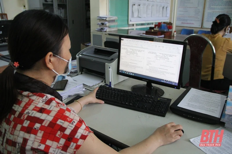 Khẩn trương phát phiếu đi chợ đến người dân TP Thanh Hóa