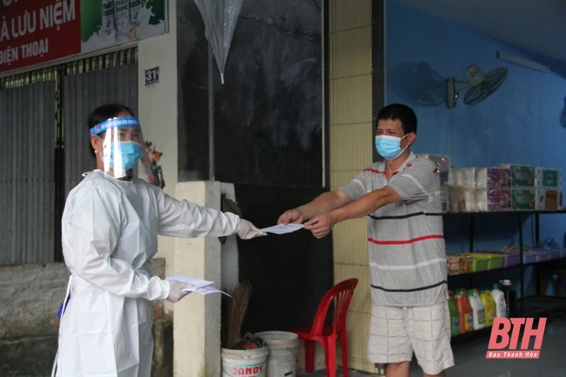 Khẩn trương phát phiếu đi chợ đến người dân TP Thanh Hóa