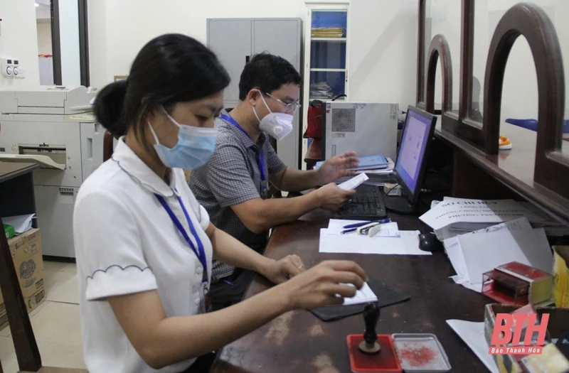 Khẩn trương phát phiếu đi chợ đến người dân TP Thanh Hóa