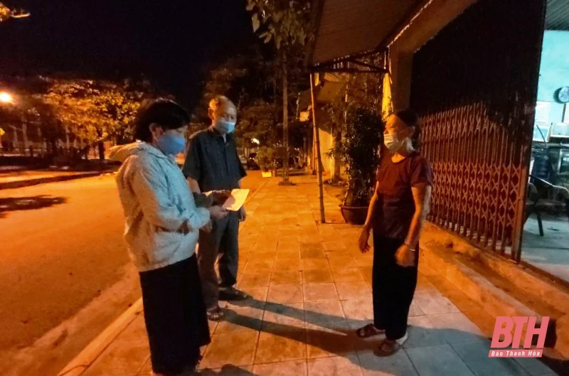 Khẩn trương phát phiếu đi chợ đến người dân TP Thanh Hóa