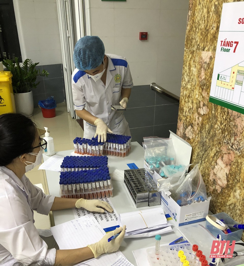 Hơn 300 cán bộ, giáo viên, sinh viên Trường Cao đẳng Y tế hỗ trợ TP Thanh Hóa xét nghiệm sàng lọc SARS-CoV-2