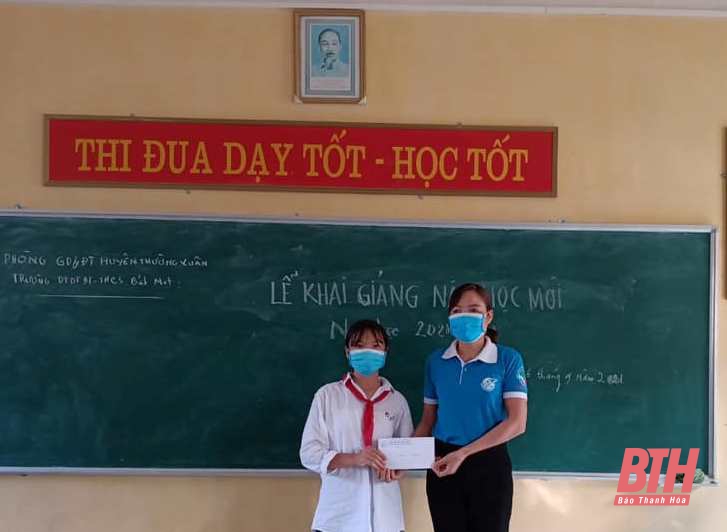 Hội LHPN huyện Thường Xuân: trao học bổng và mũ chắn giọt bắn cho học sinh