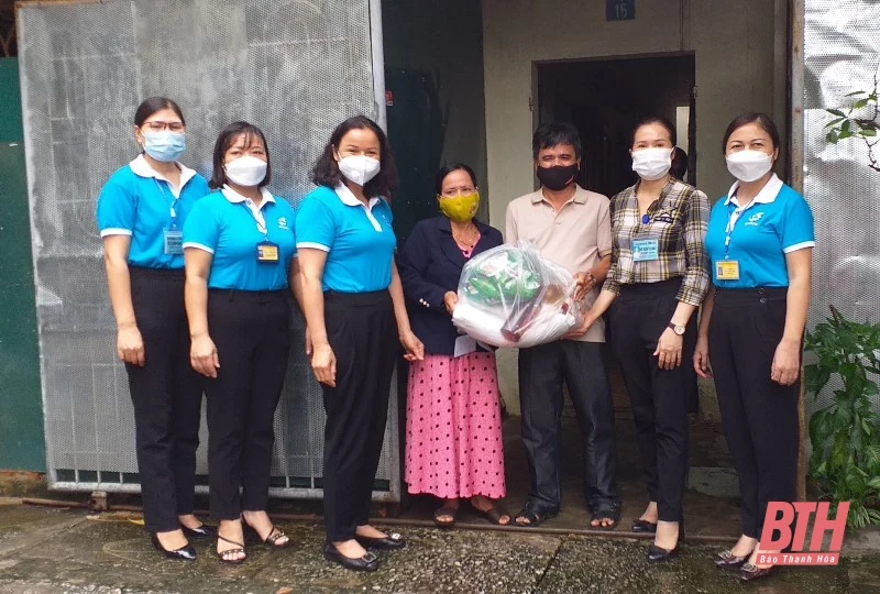 Trao hỗ trợ cho các hộ dân khó khăn trong khu dân cư bị phong tỏa ở TP Thanh Hóa
