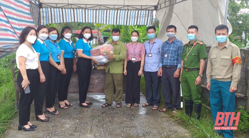 Trao hỗ trợ cho các hộ dân khó khăn trong khu dân cư bị phong tỏa ở TP Thanh Hóa