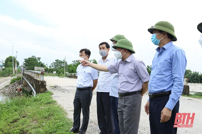 Phó Bí thư Thường trực Tỉnh ủy Lại Thế Nguyên kiểm tra công tác ứng phó với bão Conson tại huyện Hậu Lộc, Hà Trung và Nga Sơn