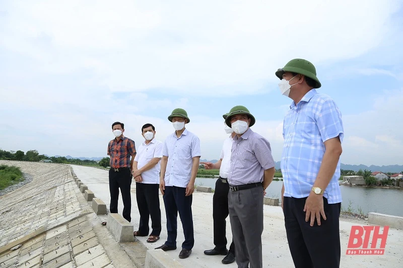Phó Bí thư Thường trực Tỉnh ủy Lại Thế Nguyên kiểm tra công tác ứng phó với bão Conson tại huyện Hậu Lộc, Hà Trung và Nga Sơn