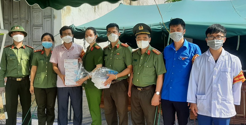 Công an TP Thanh Hoá trao quà động viên các chốt kiểm soát dịch COVID-19