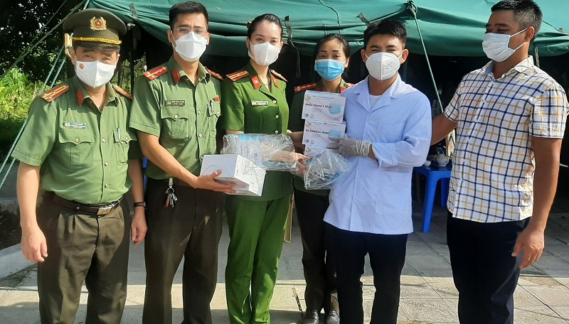 Công an TP Thanh Hoá trao quà động viên các chốt kiểm soát dịch COVID-19