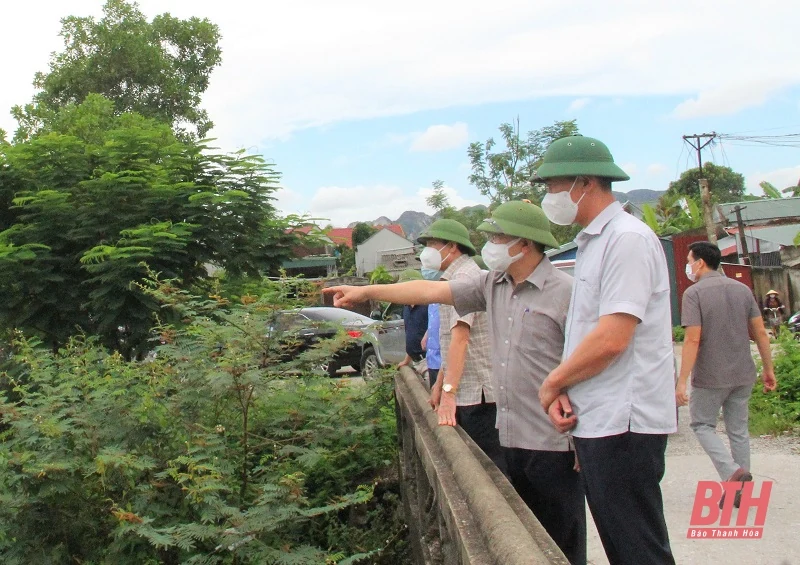 Phó Bí thư Tỉnh ủy Trịnh Tuấn Sinh kiểm tra, chỉ đạo phòng, chống bão Conson tại huyện Triệu Sơn và Đông Sơn