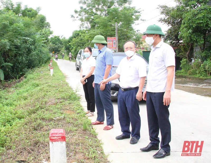Phó Bí thư Tỉnh ủy Trịnh Tuấn Sinh kiểm tra, chỉ đạo phòng, chống bão Conson tại huyện Triệu Sơn và Đông Sơn