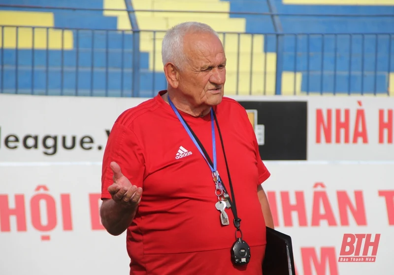 Không về Serbia, HLV Petrovic giúp CLB Đông Á Thanh Hóa đào tạo trẻ