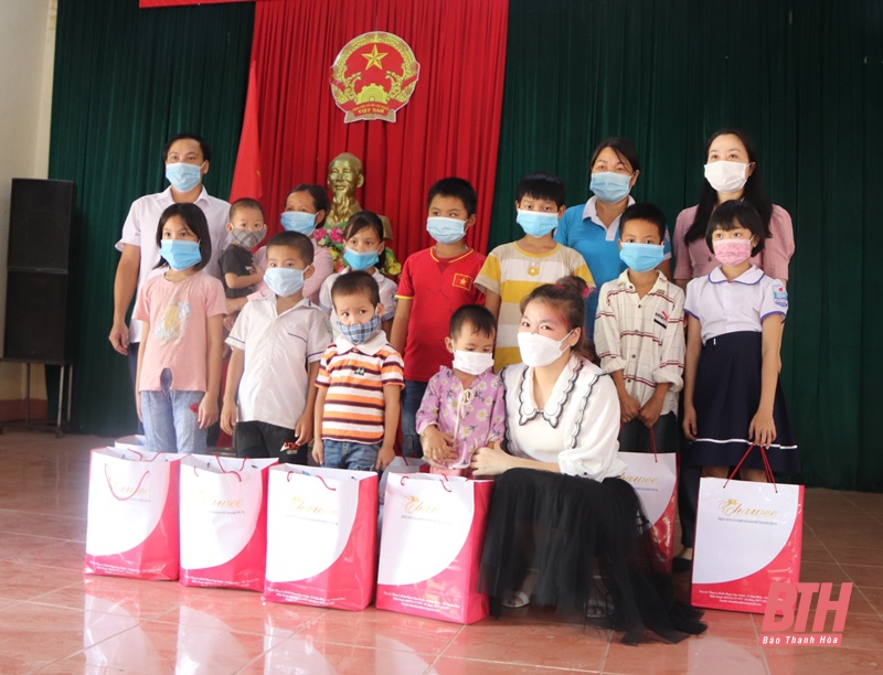 Trao quà các cháu nhỏ có mẹ là F0, F1, gia đình nữ bác sỹ, nhân viên y tế tuyến đầu chống dịch COVID-19 tại huyện Như Xuân và Ngọc Lặc