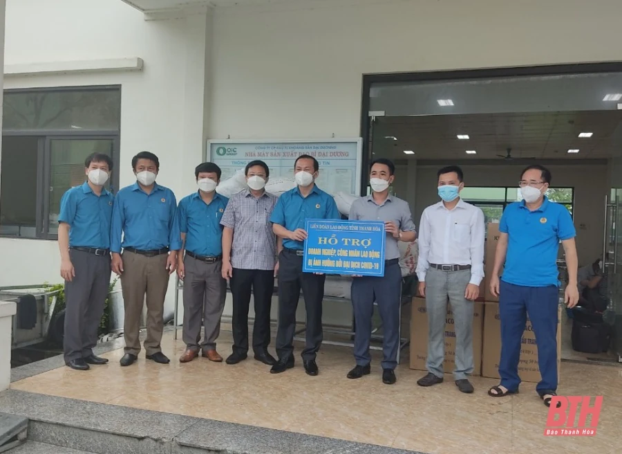 Liên đoàn Lao động tỉnh trao quà cho người lao động ở các doanh nghiệp thực hiện “3 tại chỗ”