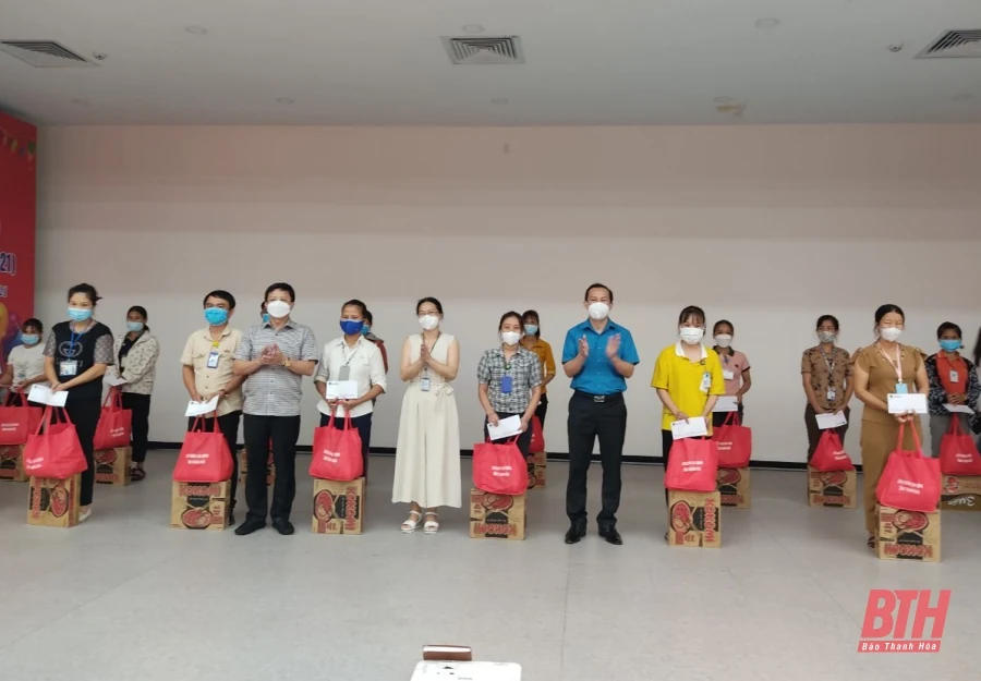 Liên đoàn Lao động tỉnh trao quà cho người lao động ở các doanh nghiệp thực hiện “3 tại chỗ”