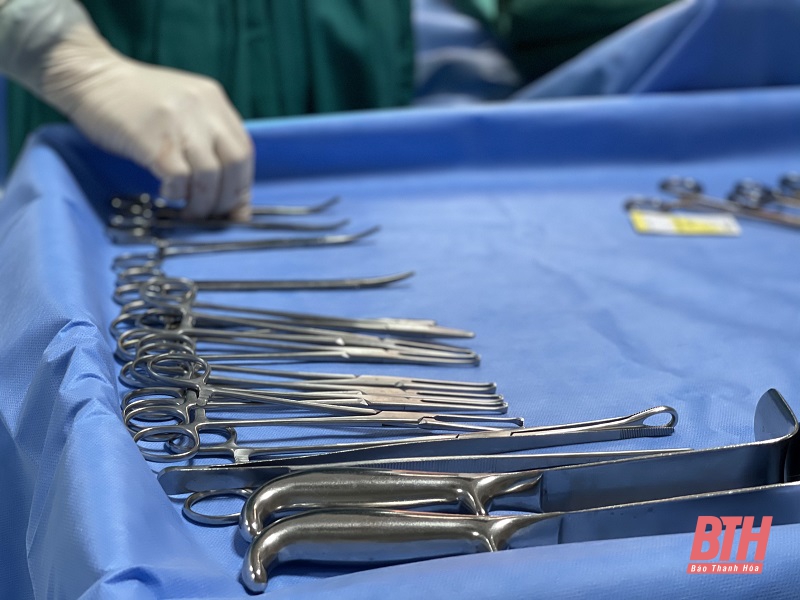 Cận cảnh ca mổ lấy thai cho sản phụ trong khu phong tỏa Bệnh viện Đa khoa Hợp Lực