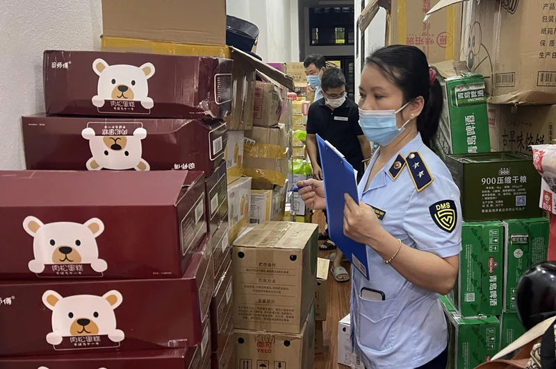 Bắt giữ gần 5 tấn bánh kẹo, thực phẩm không rõ nguồn gốc xuất xứ