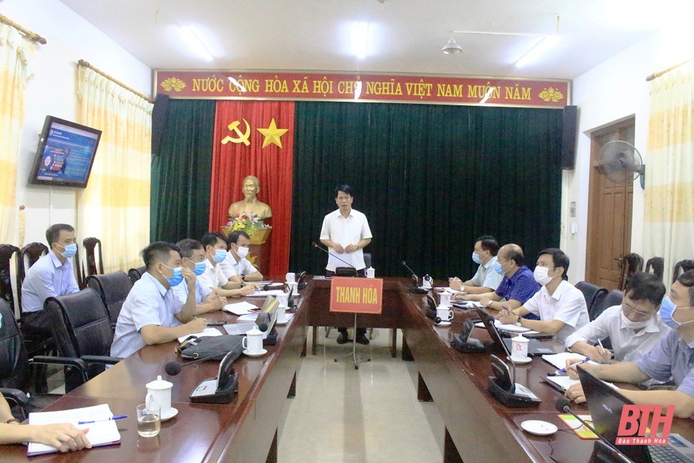 Trưởng Ban Tuyên giáo Tỉnh ủy Đào Xuân Yên nghe báo cáo việc xây dựng Cổng thông tin điện tử COVID-19 tỉnh Thanh Hóa