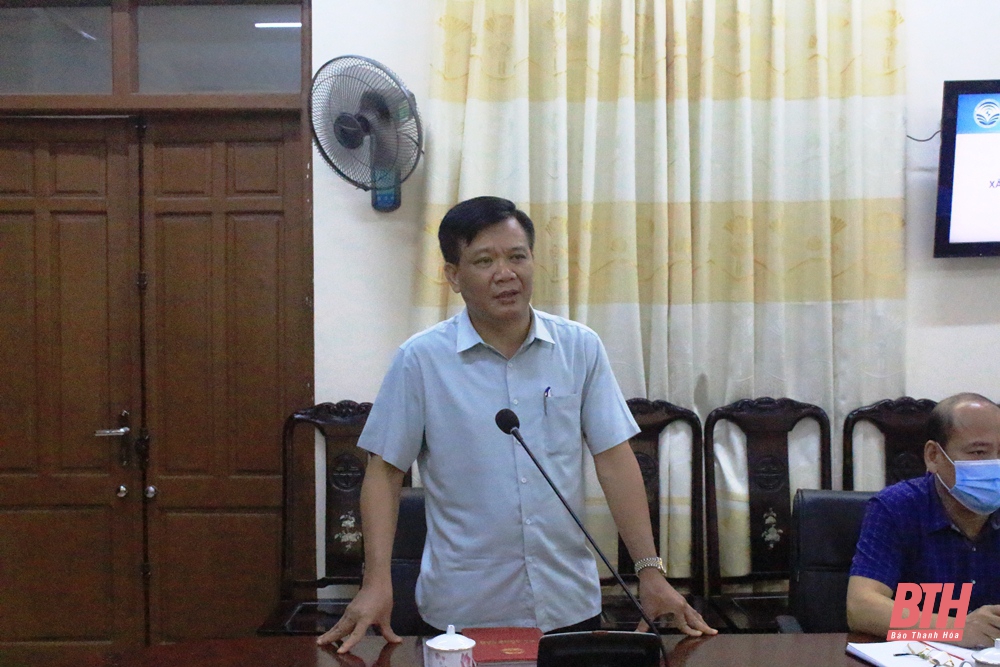 Trưởng Ban Tuyên giáo Tỉnh ủy Đào Xuân Yên nghe báo cáo việc xây dựng Cổng thông tin điện tử COVID-19 tỉnh Thanh Hóa