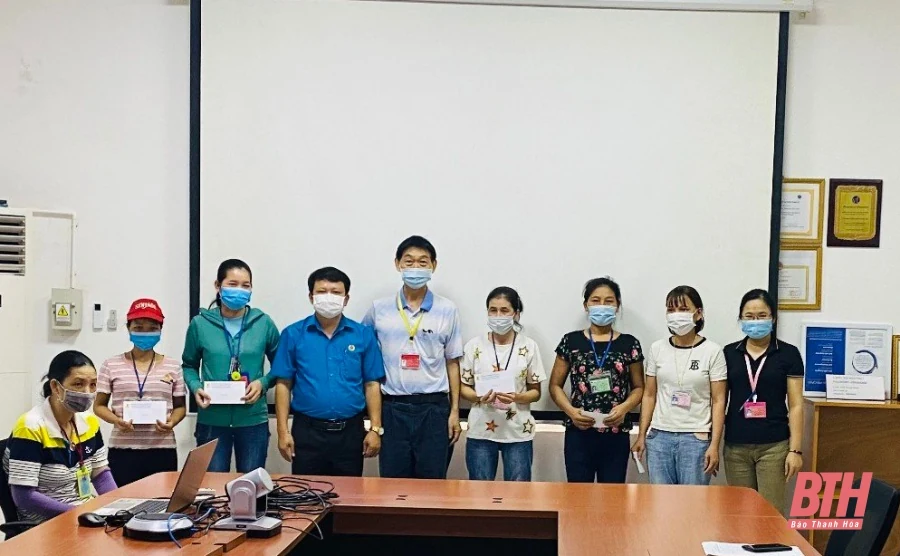 Công đoàn Công ty TNHH Giầy Sunjade Việt Nam trao quà cho công nhân, lao động khó khăn