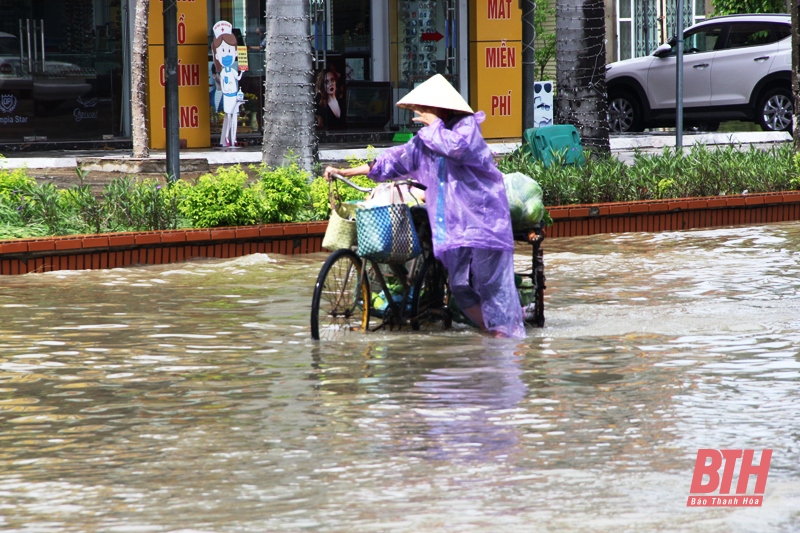 Sau mưa lớn, nhiều tuyến đường ở TP Sầm Sơn ngập trong nhiều giờ