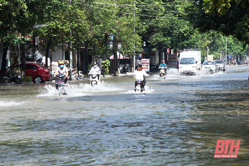 Sau mưa lớn, nhiều tuyến đường ở TP Sầm Sơn ngập trong nhiều giờ