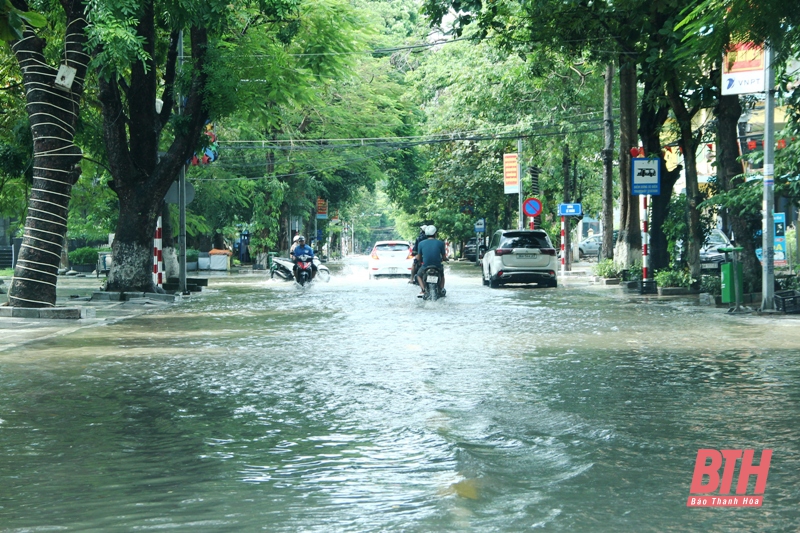 Sau mưa lớn, nhiều tuyến đường ở TP Sầm Sơn ngập trong nhiều giờ