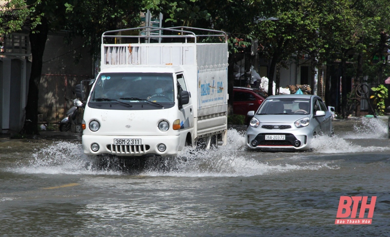 Sau mưa lớn, nhiều tuyến đường ở TP Sầm Sơn ngập trong nhiều giờ