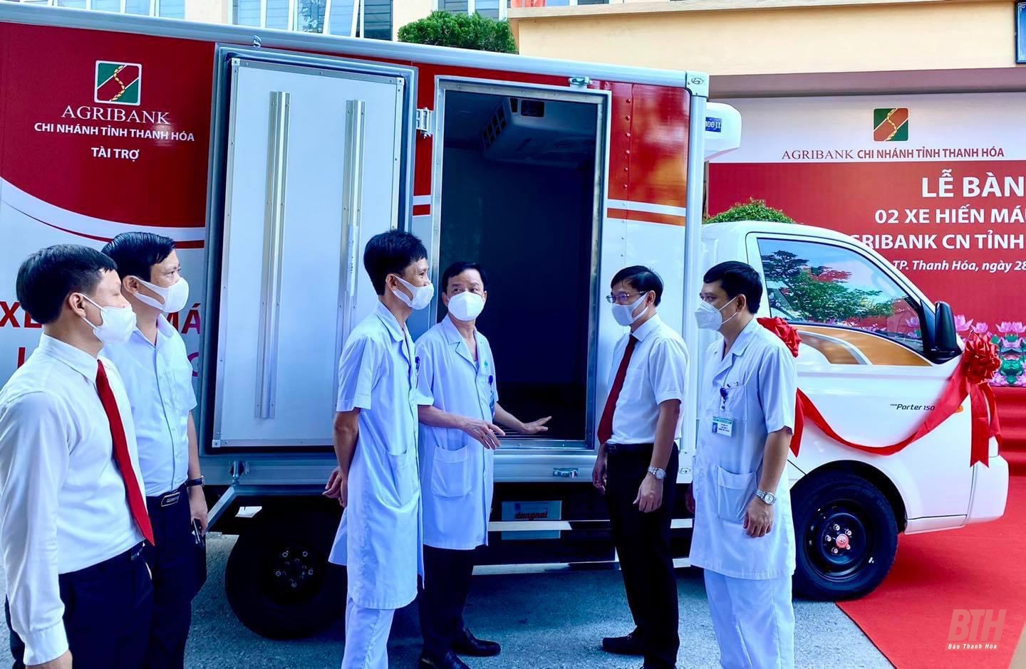 Agribank Thanh Hóa tặng xe hiến máu lưu động cho Bệnh viện Đa khoa tỉnh