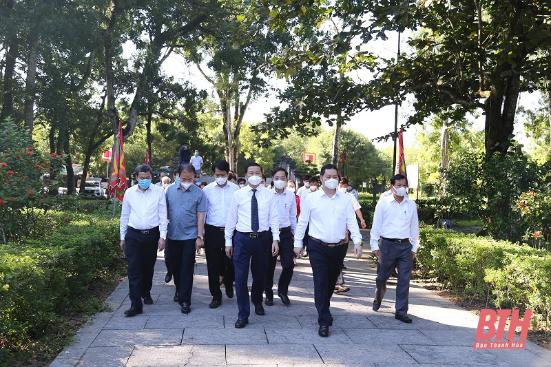 Chủ tịch UBND tỉnh Đỗ Minh Tuấn và các đồng chí lãnh đạo tỉnh dâng hương tại Khu di tích Quốc gia đặc biệt Lam Kinh