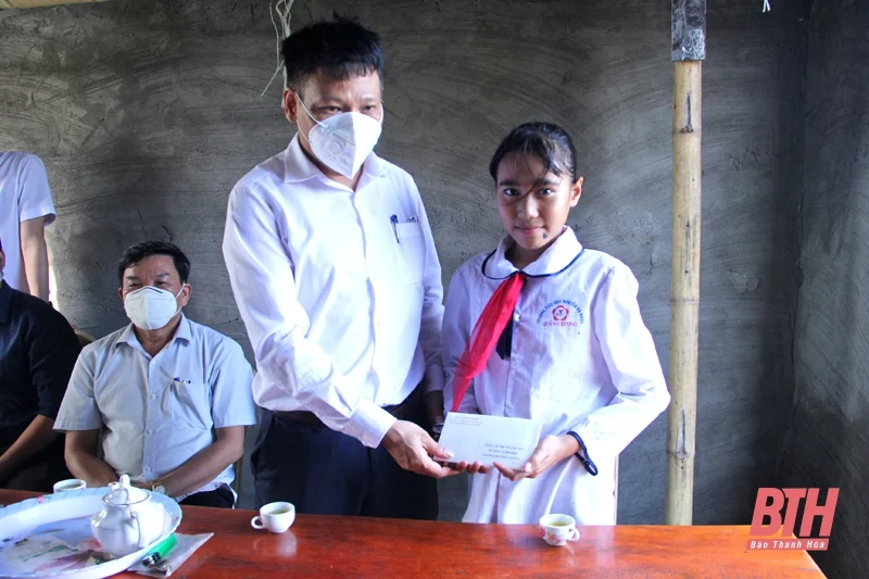 Quỹ “Tấm lòng vàng” Báo Thanh Hóa trao học bổng cho học sinh có hoàn cảnh đặc biệt khó khăn tại huyện Quảng Xương