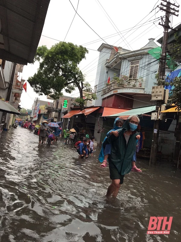 Mưa lớn kéo dài, học sinh ven biển bì bõm lội nước vì nhiều tuyến đường ngập nặng