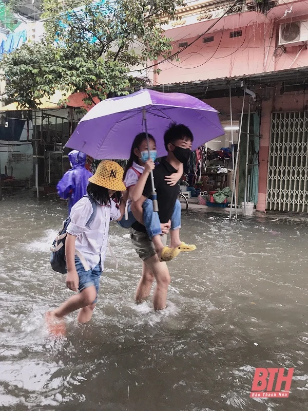 Mưa lớn kéo dài, học sinh ven biển bì bõm lội nước vì nhiều tuyến đường ngập nặng