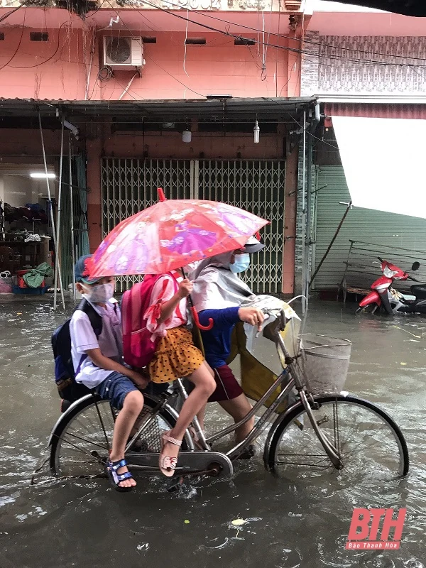 Mưa lớn kéo dài, học sinh ven biển bì bõm lội nước vì nhiều tuyến đường ngập nặng
