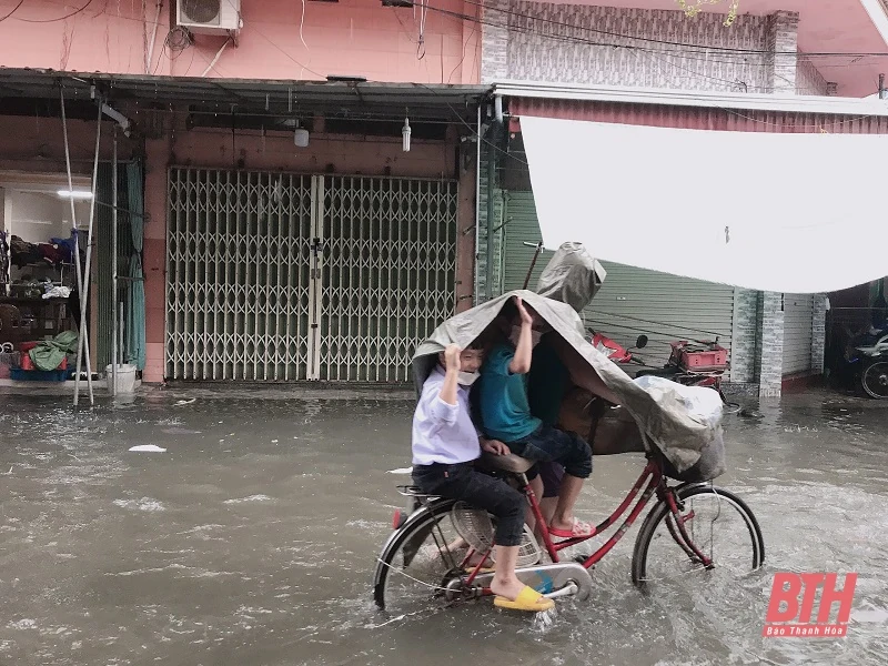Mưa lớn kéo dài, học sinh ven biển bì bõm lội nước vì nhiều tuyến đường ngập nặng