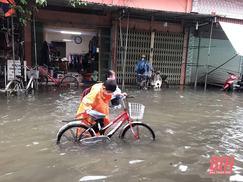 Mưa lớn kéo dài, học sinh ven biển bì bõm lội nước vì nhiều tuyến đường ngập nặng