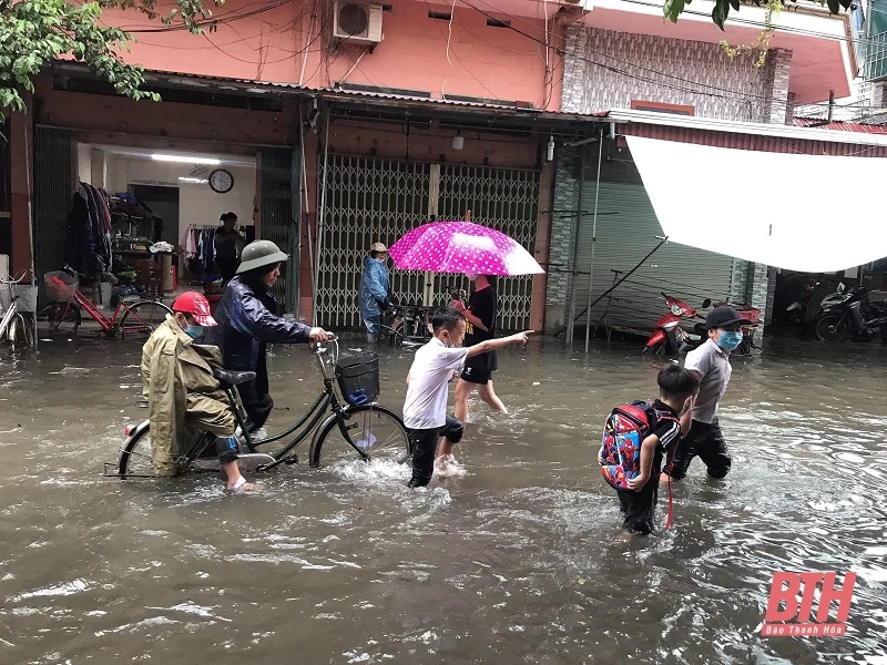 Mưa lớn kéo dài, học sinh ven biển bì bõm lội nước vì nhiều tuyến đường ngập nặng