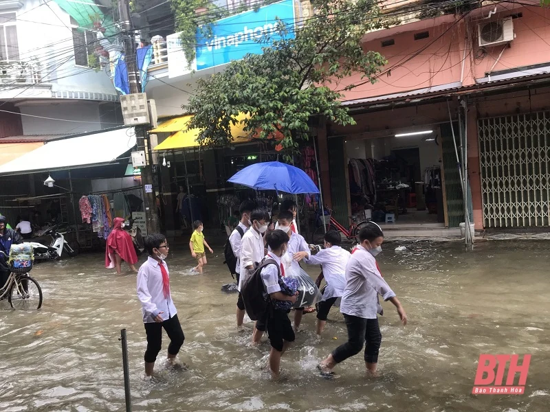 Mưa lớn kéo dài, học sinh ven biển bì bõm lội nước vì nhiều tuyến đường ngập nặng