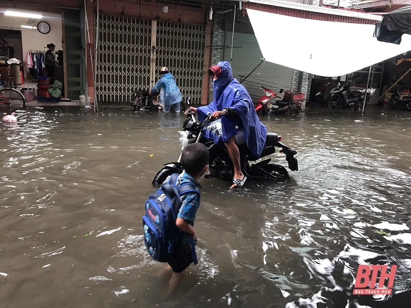 Mưa lớn kéo dài, học sinh ven biển bì bõm lội nước vì nhiều tuyến đường ngập nặng