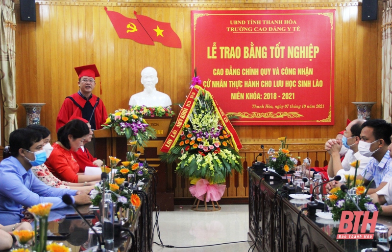 Trường Cao đẳng Y tế Thanh Hóa trao bằng tốt nghiệp cho lưu sinh viên Lào