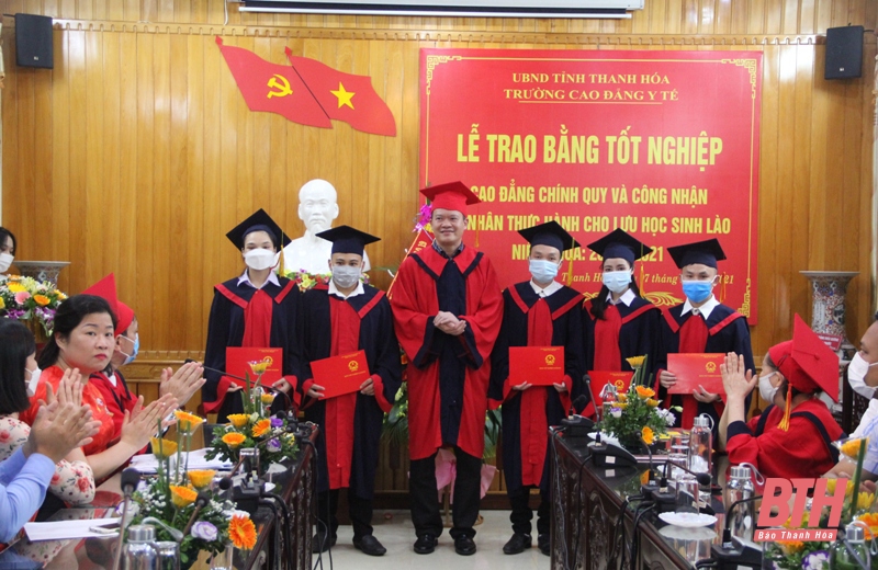 Trường Cao đẳng Y tế Thanh Hóa trao bằng tốt nghiệp cho lưu sinh viên Lào