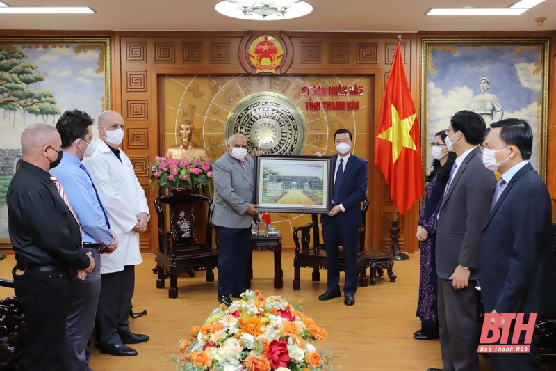Chủ tịch UBND tỉnh Đỗ Minh Tuấn tiếp, làm việc với Đại sứ đặc mệnh toàn quyền Cộng hòa Cuba tại Việt Nam