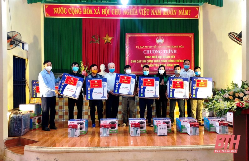 Trao nhà đại đoàn kết cho giáo dân sinh sống tại giáo xứ Yên Khánh