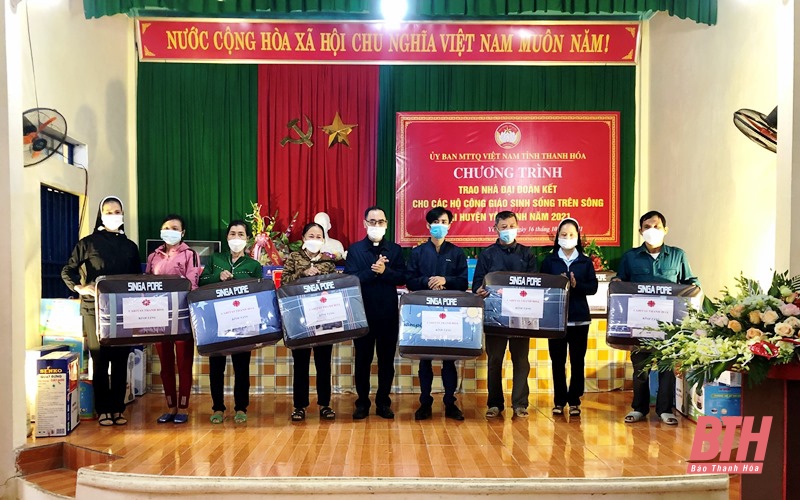 Trao nhà đại đoàn kết cho giáo dân sinh sống tại giáo xứ Yên Khánh