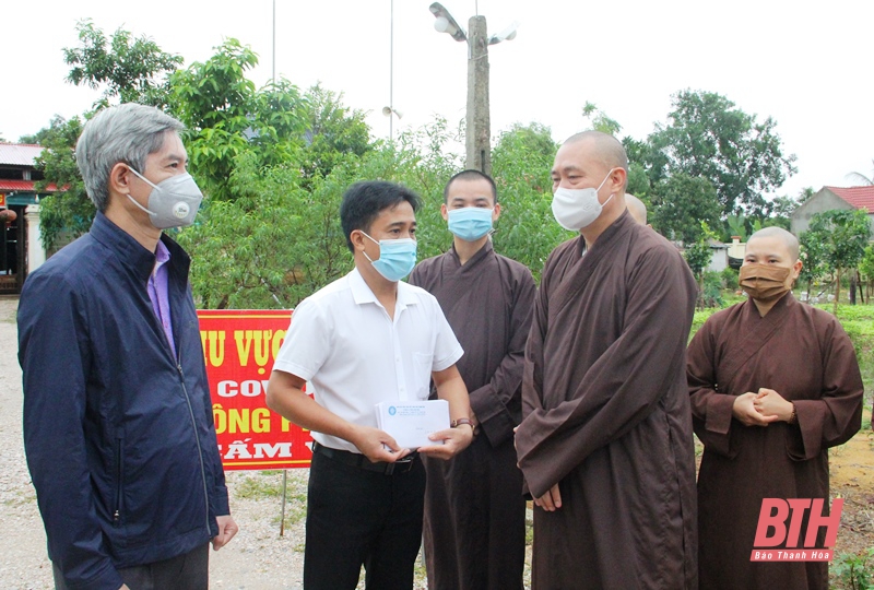 Ban trị sự Giáo hội Phật giáo tỉnh Thanh Hóa trao qùa hỗ trợ khu cách ly tập trung xã An Nông