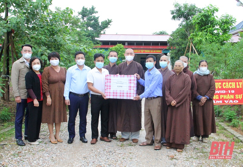 Ban trị sự Giáo hội Phật giáo tỉnh Thanh Hóa trao qùa hỗ trợ khu cách ly tập trung xã An Nông