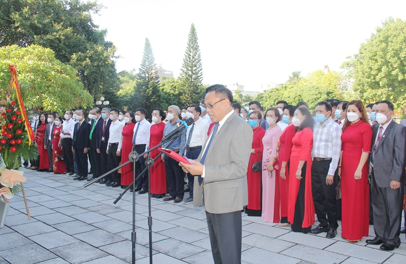 Dâng hương báo công Chủ tịch Hồ Chí Minh và gặp mặt chào mừng ngày Doanh nhân Việt Nam